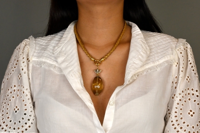 Ein facettierter Zitrin-Rauchquarz (also eine Mischung aus Rauchquarz und Zitrin) mit vergoldeten Sterlingsilberteilchen am Lederband mit Federverschluss aus Sterlingsilber.